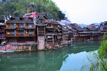  張家界國(guó)家森林公園、黃龍洞、鳳凰古城九景三晚四日游
